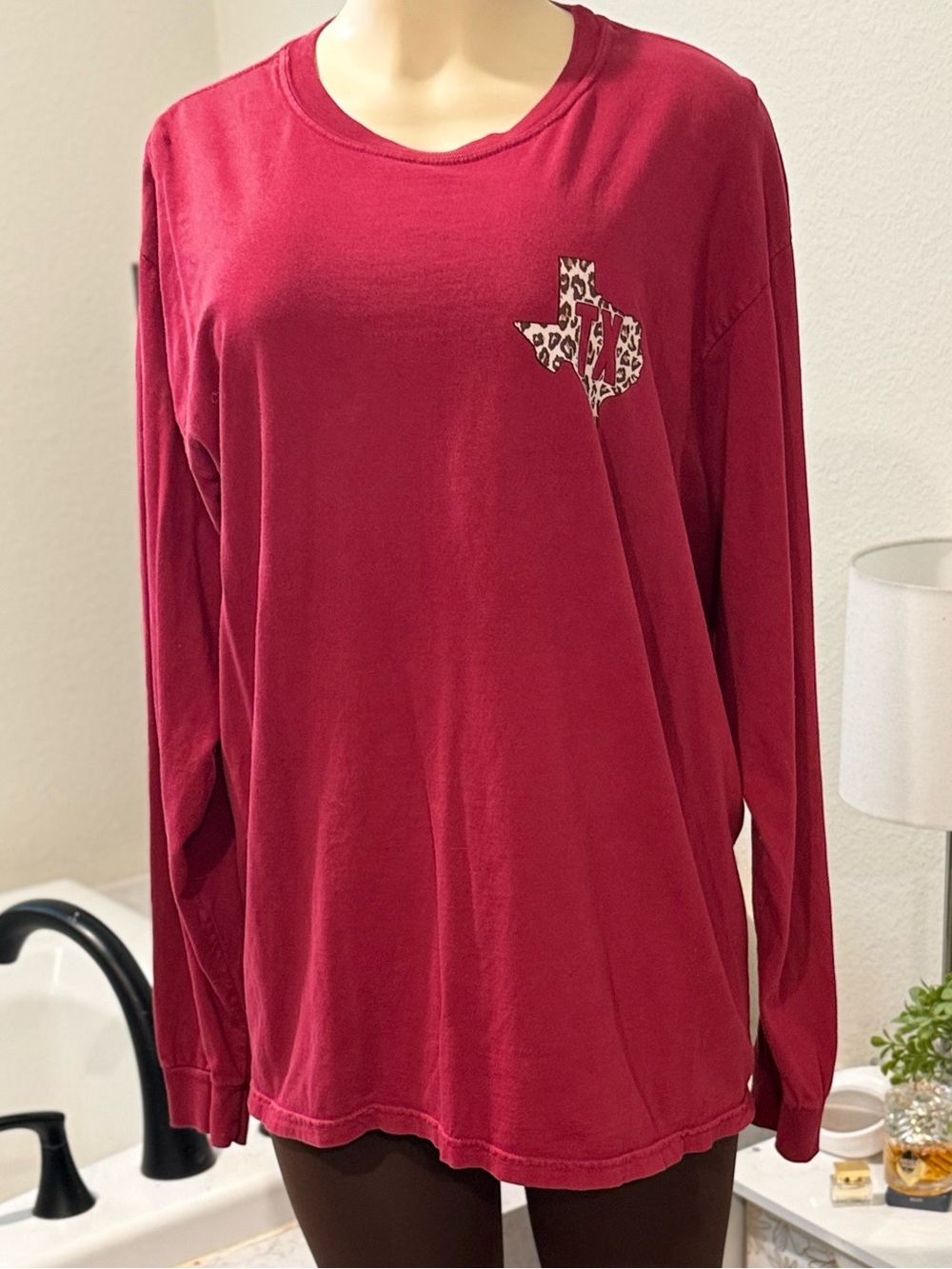 Southern Trend Texas Leopard Graphic Long Sleeve • Red • Size Unknown